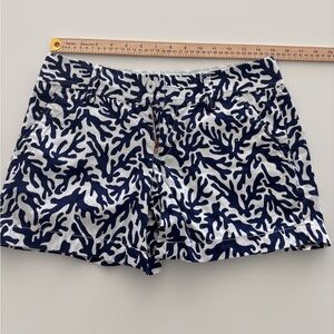 Lilly Pulitzer Size 2 Navy and White Patterned Treasure Navy Coral Print Shorts